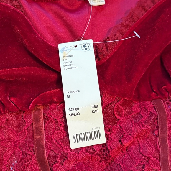 Elegant Red Velvet and Lace Top - Picture 4 of 4